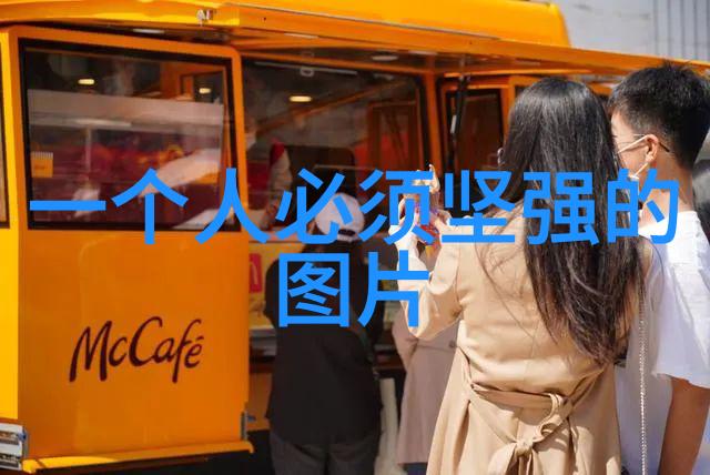 陈奕迅演唱会意外堕台 当场随机应变耍酷继续唱